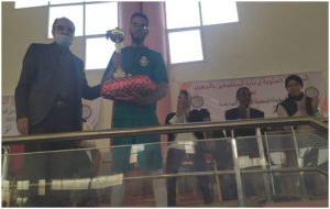 لحظة تتويج الفائزين من طرف السيد الكاتب العام صلاح الدين السمار ي