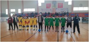 فريق معهد تمارة باللون الاخضر وفريق بني ملال باللون الاصفر عند انطلاق مباراة النهاية