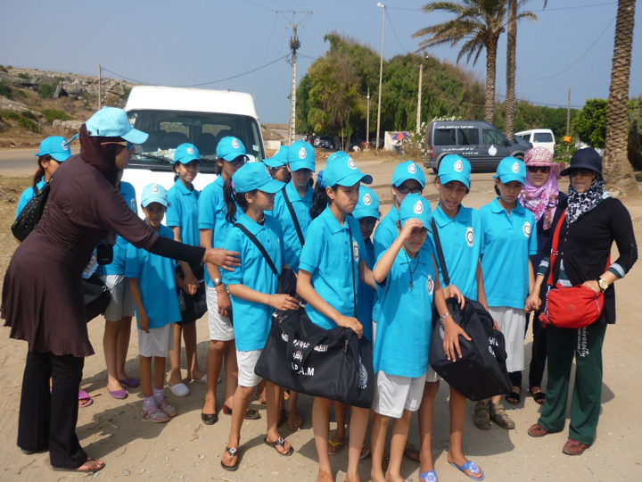 Un groupe de petites filles non-voyants qui participent à une colonie de vacances